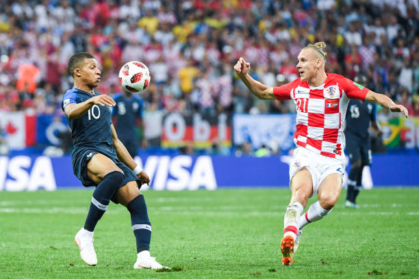 校的足球比 校的足球比